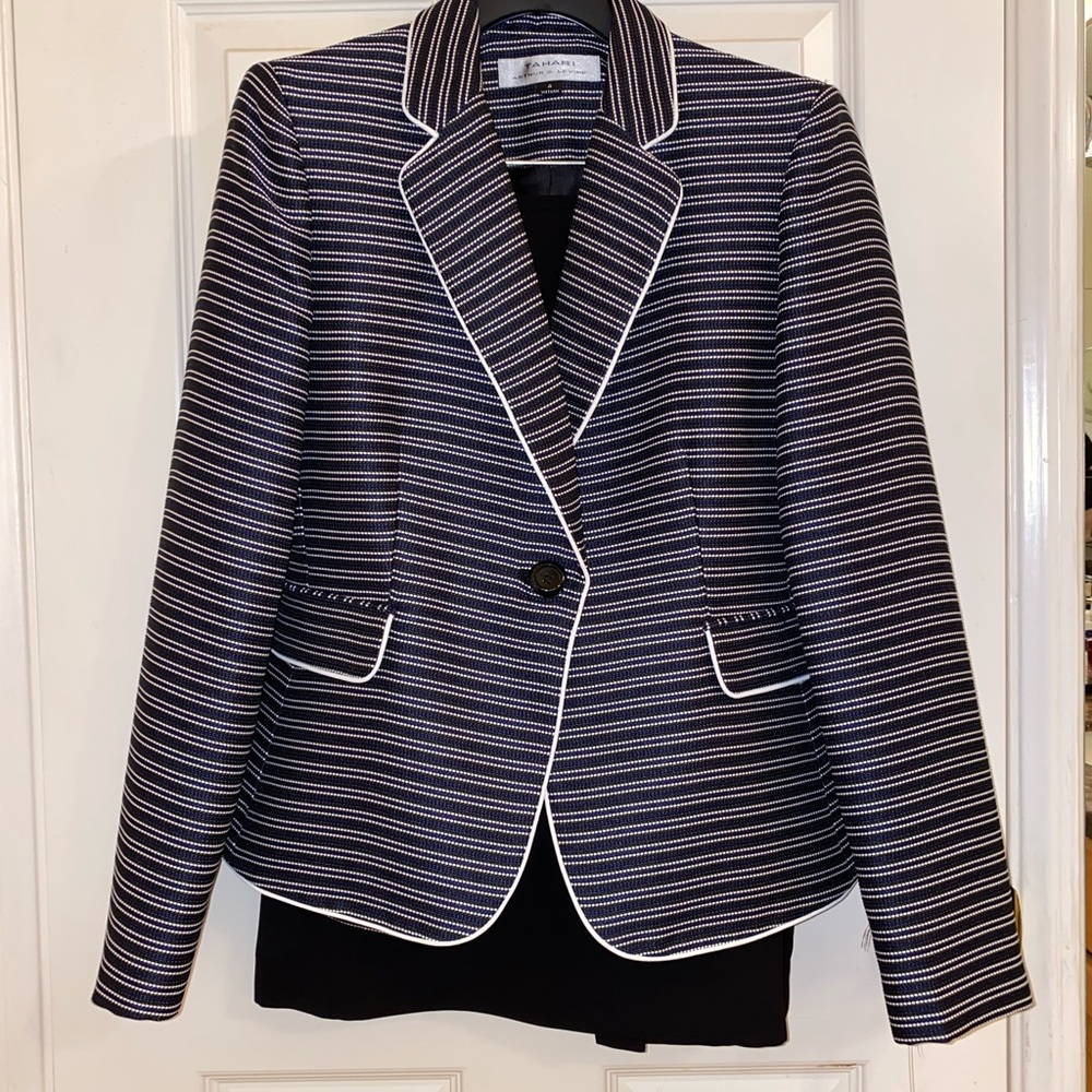 Gorgeous brand new Tahari skirt suit